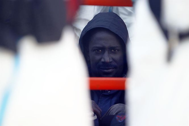 Una de las 75 personas, rescatadas por Salvamento Marítimo, cuando navegaban a la deriva en una patera, a la llegada al puerto de Málaga a 29 de octubre 2019 (ÁLEX ZEA / EUROPA PRESS) 