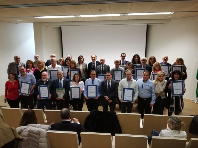 Foto de familia tras la entrega de distintivos (JUNTA)
