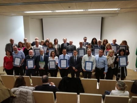 Foto de familia tras la entrega de distintivos (JUNTA)