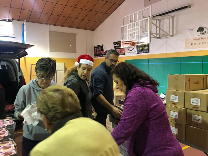 Preparación de las cestas navideñas (AYTO. VEGAS DEL GENIL)