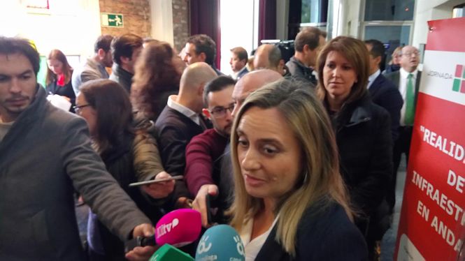 La consejera de Fomento, Infraestructuras y Ordenación del Territorio, Marifrán Carazo, atiende a los medios antes de participar jornada `Realidad y Retos de las Infraestructuras en Andalucía` (EUROPA PRESS) 