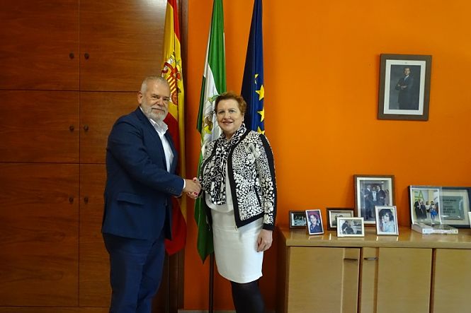 La directora gerente de la EASP, Blanca Fernández-Capel junto al presidente de Alergosur, Pedro Guardia, cerrando el acuerdo de trabajo entre ambas instituciones (EASP)