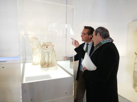 Antonio Granados e Isidro Toro observan las ninfas (JUNTA) 