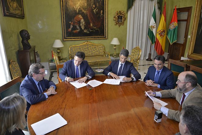 Momento de la firma del crédito (JAVIER ALGARRA)