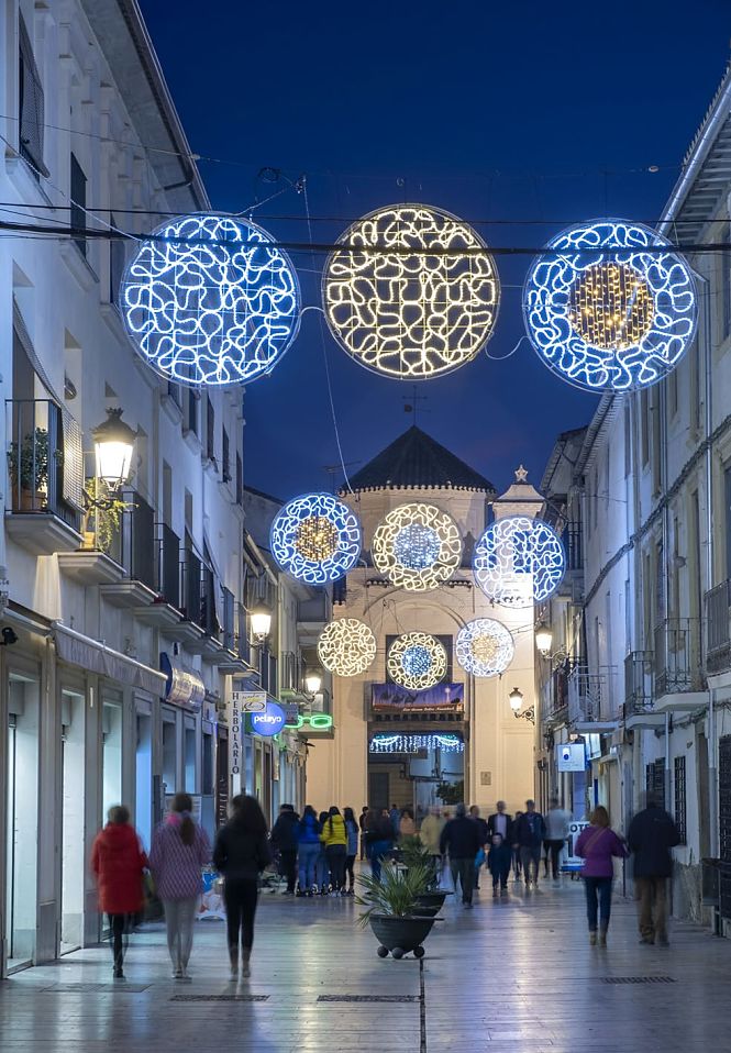 La Calle Real de Santa Fe ya luce el alumbrado navideño (AYTO. SANTA FE)