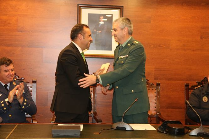 El Alcalde de Alhendín entrega el reconocimiento al COmandante Jefe de la Guardia Civil (AYTO. ALHENDÍN)