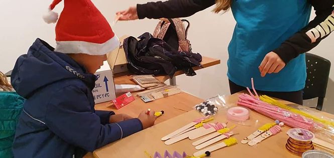 Un niño preparando un adorno (AYTO. CÚLLAR VEGA)