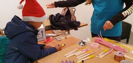 Un niño preparando un adorno (AYTO. CÚLLAR VEGA)