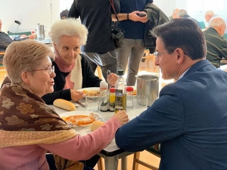 El alcalde de Granada, Luis Salvador, conversa con usuarias del comedor social de mayores La Chana (AYUNTAMIENTO) 