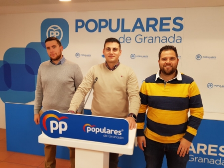 Rafael Caracuel con miembros de Nuevas Generaciones del PP (PP) 