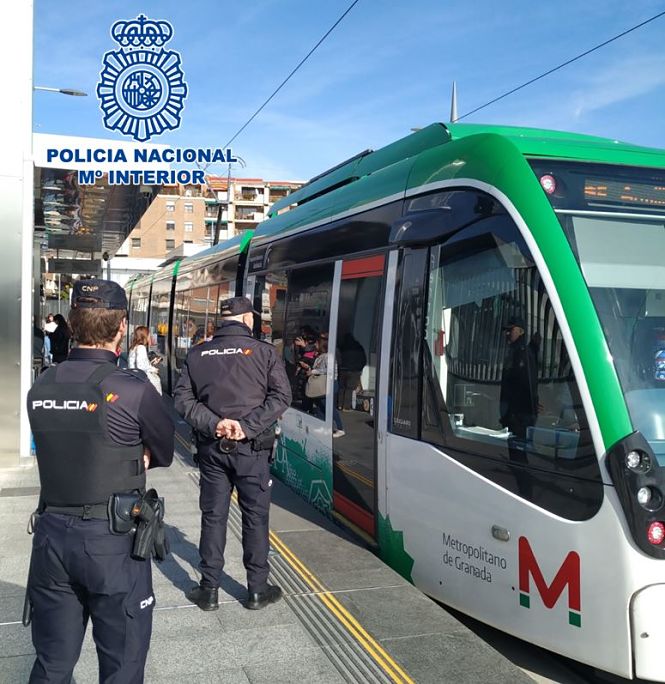 Agentes de la Policía Nacional en el metro (POLICÍA) 