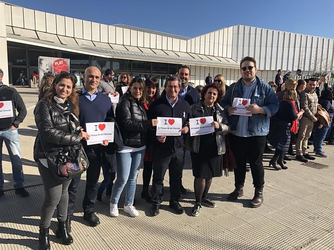 Imagen de la representación de la Diputación de Granada en el `abrazo` simbólico al Parque de las Ciencias de Granada celebrado el pasado domingo (DIPUTACIÓN DE GRANADA) 