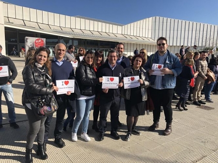 Imagen de la representación de la Diputación de Granada en el `abrazo` simbólico al Parque de las Ciencias de Granada celebrado el pasado domingo (DIPUTACIÓN DE GRANADA) 