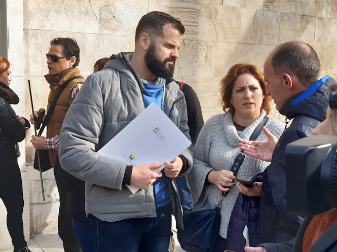Chus Fernández y Mari Carmen Pérez en la concentración de las Ampas (IU GRANADA)