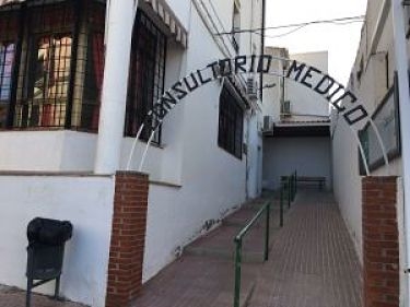 Entrada del consultorio médico de la localida Entrada del consultorio médico de la localida