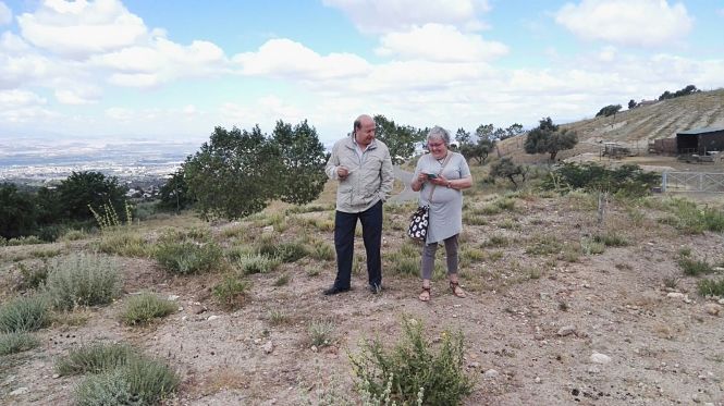 La nieta del maestro republicano Dióscoro Galindo, Nieves García Catalán, en una foto de archivo en el paraje en el que éste fue fusilado en agosto de 1936 (EUROPA PRESS)
