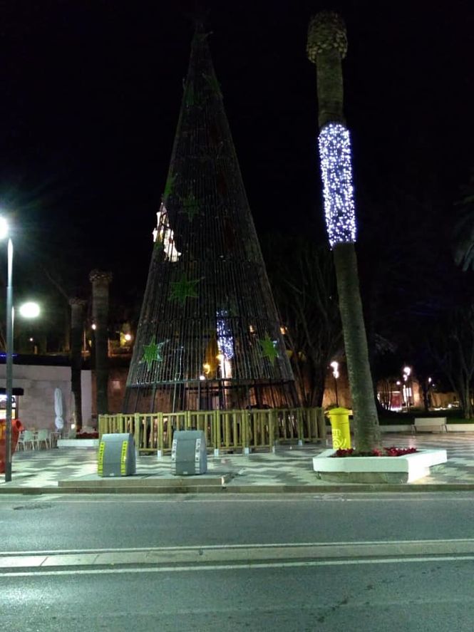 Paseo de las explanadas de Motril con las luces apagadas (PSOE) 
