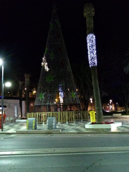 Paseo de las explanadas de Motril con las luces apagadas (PSOE) 