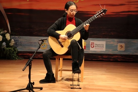 Momento de la actuación de la guitarrista china Manni Wu (AYTO. ALMUÑÉCAR)