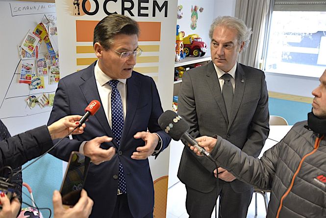 El alcalde de Granada, Luis Salvador, atiende a los medios en presencia de su concejal de Derechos Sociales, José Antonio Huertas (AYUNTAMIENTO)