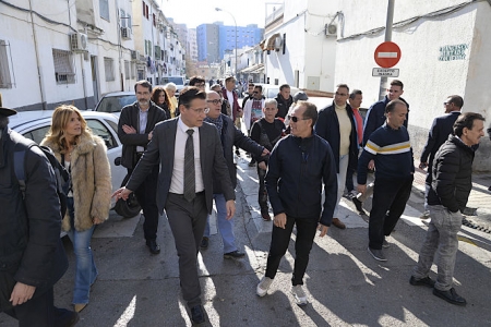 Luis Salvador durante la visita a la barriada de la Paz (JAVIER ALGARRA)