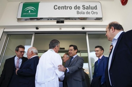 El presidente de la Junta de Andalucía, Juanma Moreno, en el acto de inauguración de el centro de salud Bola de Oro (ÁLEX CÁMARA  EUROPA PRESS)