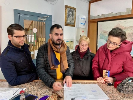 Miembros del PSOE presentan la solicitud en el registro del Ayuntamiento (PSOE LANJARÓN) Miembros del PSOE presentan la solicitud en el registro del Ayuntamiento (PSOE LANJARÓN)