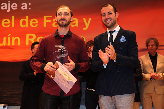 El ganador recibe su galardón (AYTO. ALMUÑÉCAR)