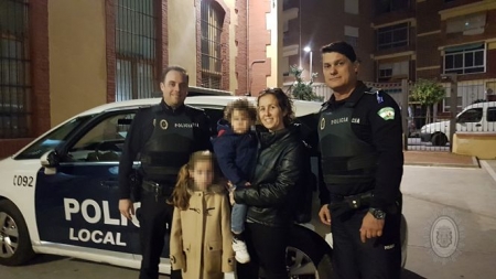 Los Policias Locales junto a la niña que salvaron la vida (AYTO. MOTRIL)