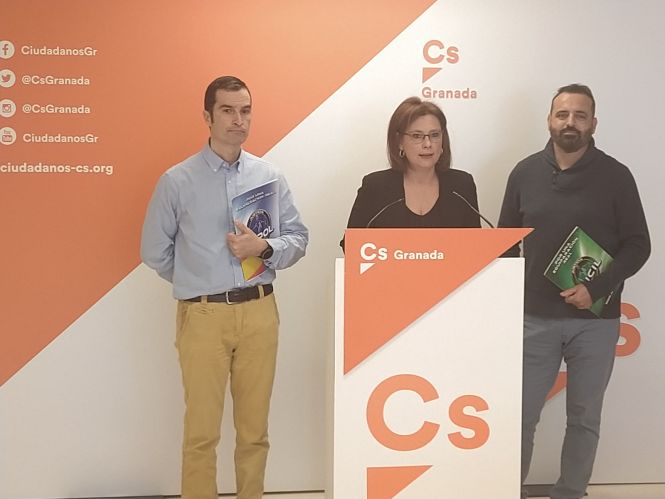 La parlamentaria andaluza de CS, Mar Sánchez junto a miembros de Jusapol (CIUDADANOS)