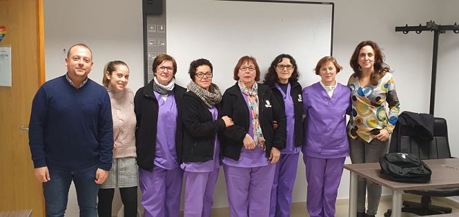 El alcalde y la concejala junto a algunas de las beneficiarias del programa T-Ayudo (AYTO. CÚLLAR VEGA)