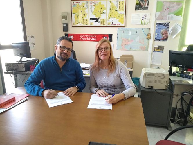 Momento de la firma del convenio (AYTO. VEGAS DEL GENIL)