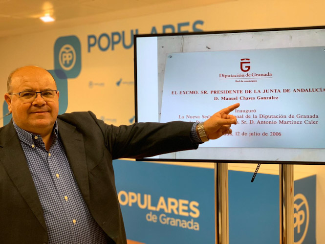 José Robles señala la placa que van a pedir que se retire (PP)