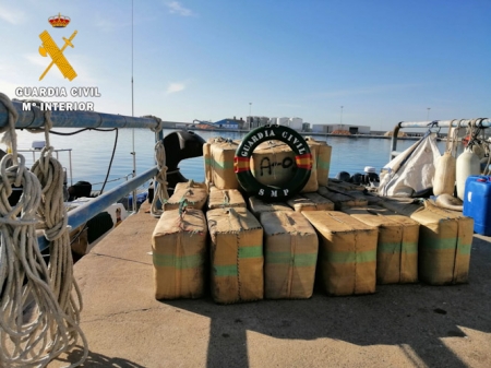 Imagen de los fardos de hachís intervenidos por la Guardia Civil (GUARDIA CIVIL)