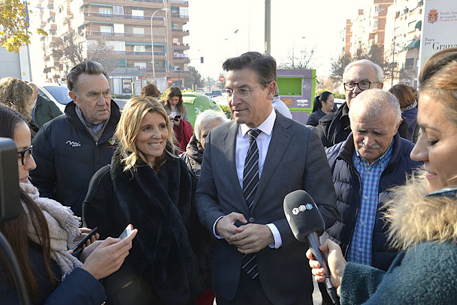 Luis Salvador ha visitado La Chana (JAVIER ALGARRA)