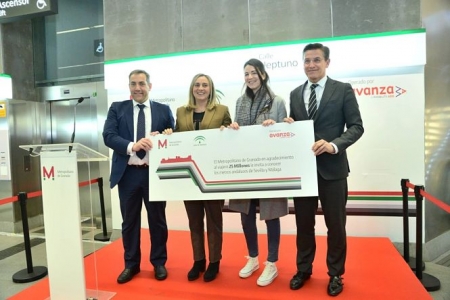 Marifran Carazo y Luis Salvador posan con la pasajera 25 millones del Metro (JUNTA)