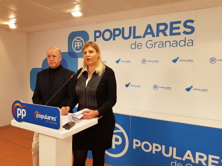 Inmaculada Hernández y Manuel Lucena en rueda de prensa (PP)