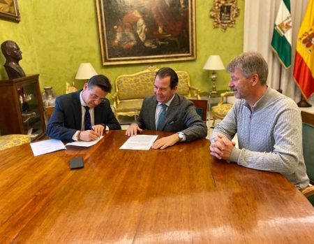 Momento de la firma del convenio con OCG y Mercagranada (AYTO. GRANADA)