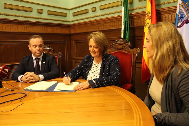 Momento de la fima del convenio (AYTO. MOTRIL)