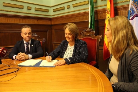 Momento de la fima del convenio (AYTO. MOTRIL)