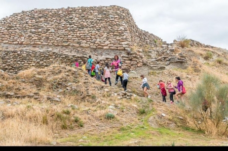 Escoalres durante una visita al Cerro de la Encina (AYTO. MONACHIL)