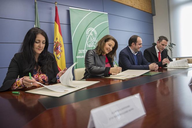 Momento de la firma del convenio (JUNTA)