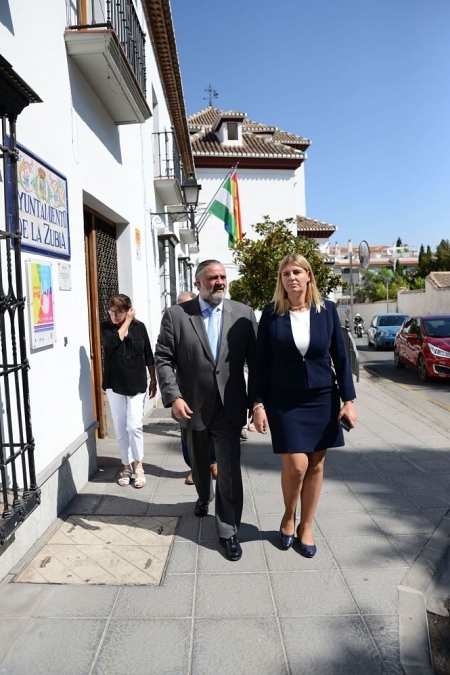 El Delegado del Gobierno, Pablo García junto a la alcaldesa de La Zubia, Inmaculada Hernández (J.M. GRIMALDI)
