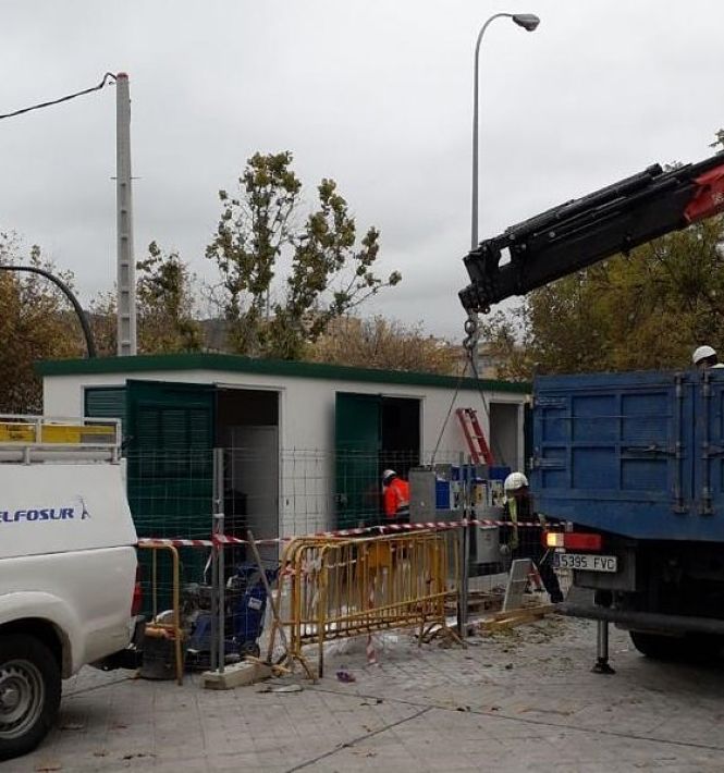Técnicos instalando un nuevo centro de transformación en Puerto Lumbreras, en la Zona Norte de Granada (ENDESA)
