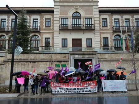 Imagen de la concentración de técnicos de integración social e intérpretes de lengua de signos frente a la Delegación de Educación de la Junta en Granada (CCOO)