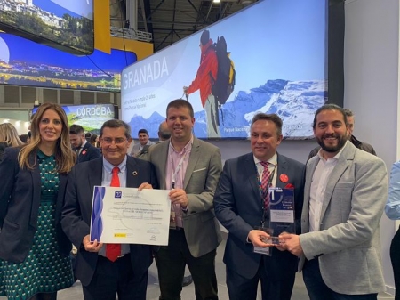 El Alcalde de Monachil y el Presidente de DIputación posan con el premio (AYTO. MONACHIL)