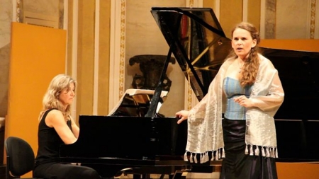 Imagen de un concierto de Aurea Marston (AYTO. ALMUÑÉCAR)