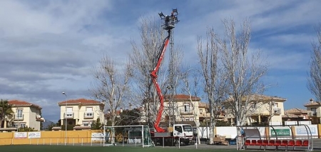 Operarios municipales instalan las luces LED en el polideportivo San Miguel de Cúllar Vega (AYTO. CÚLLAR VEGA) Operarios municipales instalan las luces LED en el polideportivo San Miguel de Cúllar Vega (AYTO. CÚLLAR VEGA)