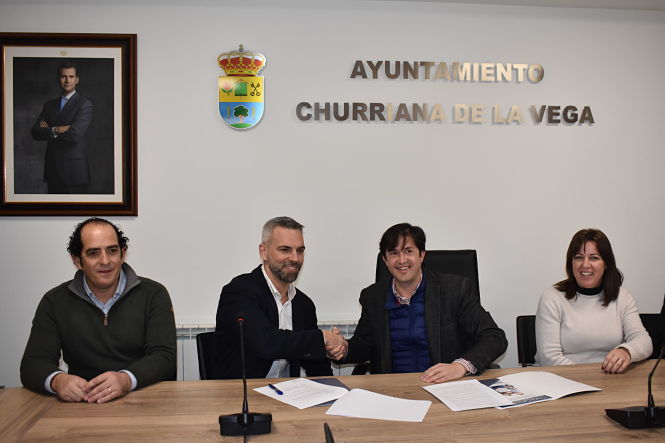 Imagen de la firma del convenio entre Ayuntamiento de Churriana y la clínica dental (AYTO. CHURRIANA)