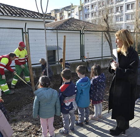 Eva Martín observa como plantan los arboles en un centro escolar (JAVIER ALGARRA)